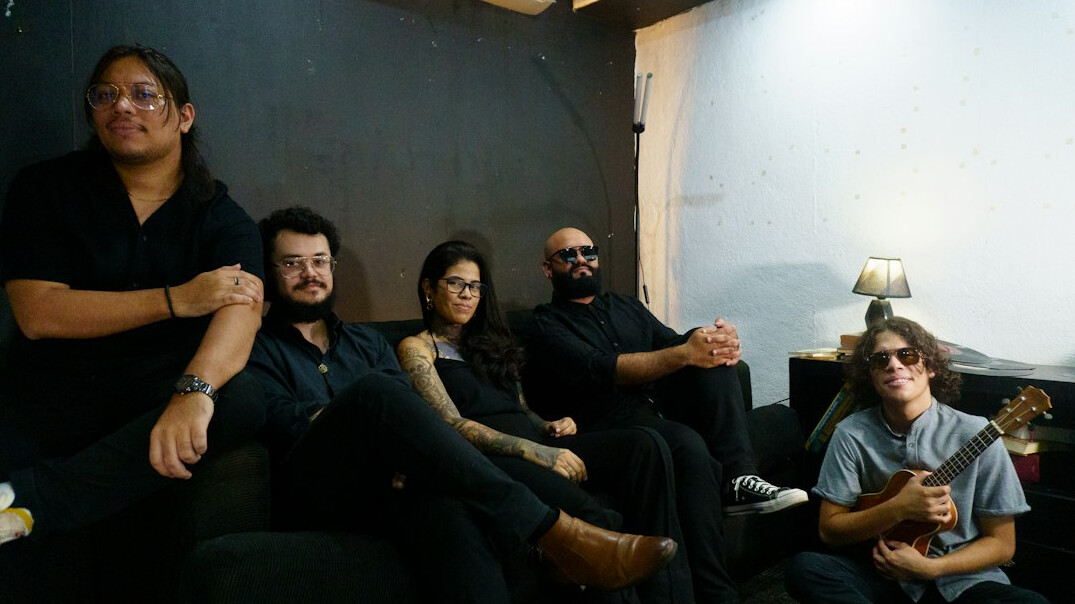 friends group on couch